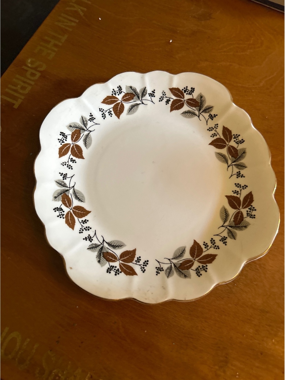 Royal Tara Clare Scalloped Edge Ceramic Dinner Plate with Leaf Pattern
